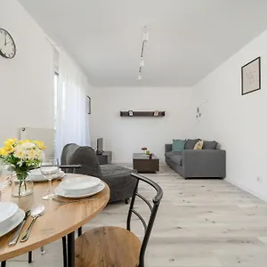 apartament-bialowieska-z-aneksem-kuchennym-i-balkonem.hotelswroclaw.com/
